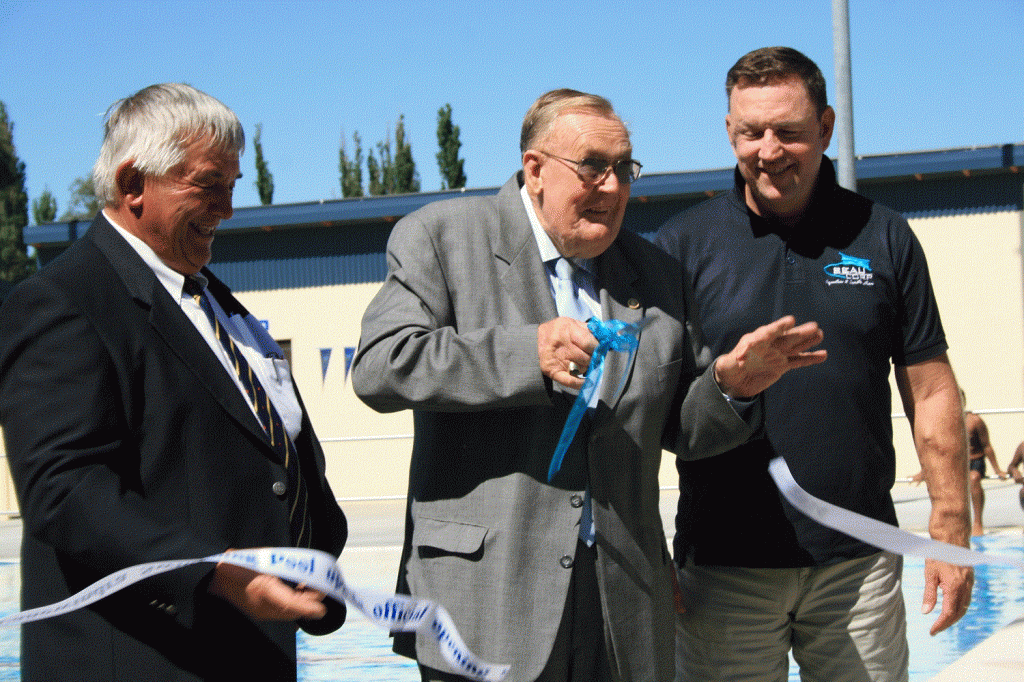 Charlie McCarron cuts the ribbon flanked by Mayor Ian Gosper and Beaucorp Aquatics’ Michael Hoy