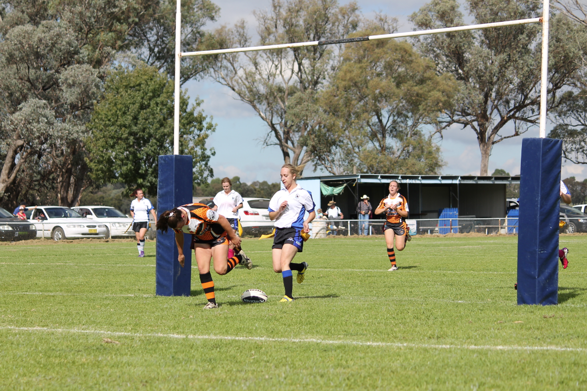 Eryn Coles scoring a try for Canowindra League Tag