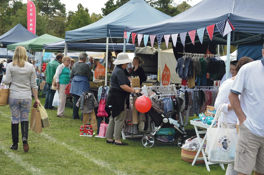People browsing at Milthorpe Markets on Sunday