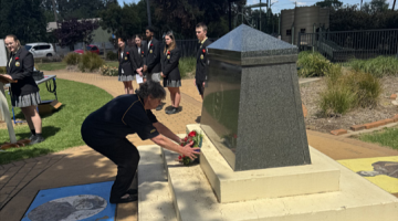 Christine McIlvain lays a wreath at the 2025 Remem - brance Day Service in Canowindra.